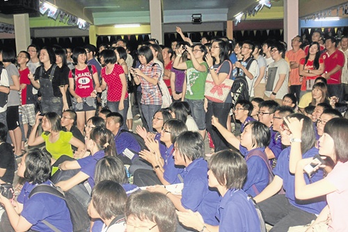 歌星校友回校助陣 吉華露天演唱會熱爆